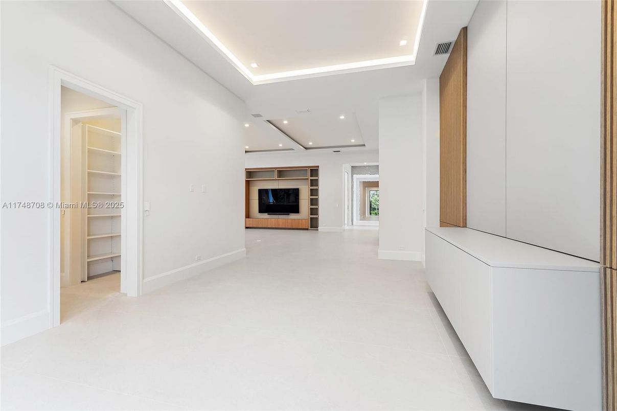 Empty room, Interior, Recessed Lighting