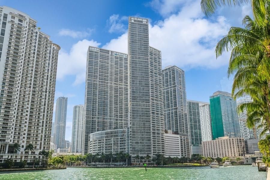 Exterior, Facade, Lake, Highrise