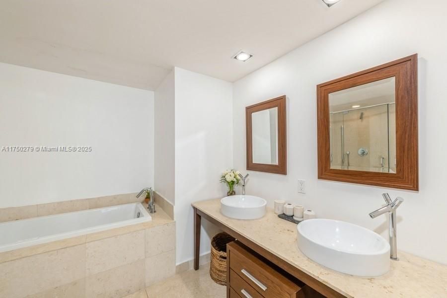 Bathroom, Dual Sink Vanities, Interior, Recessed Lighting