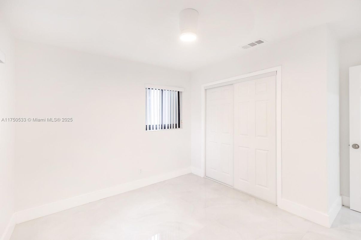 Empty room, Interior