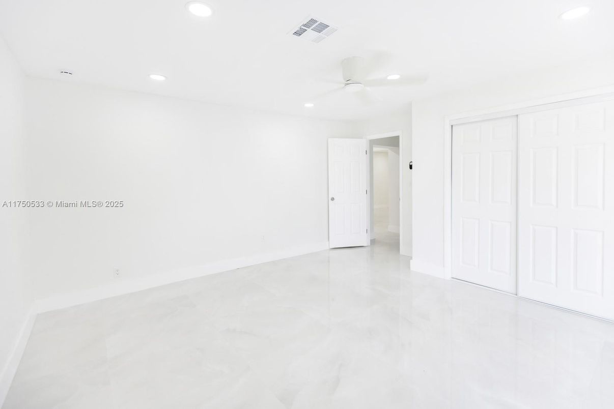 Empty room, Interior, Recessed Lighting