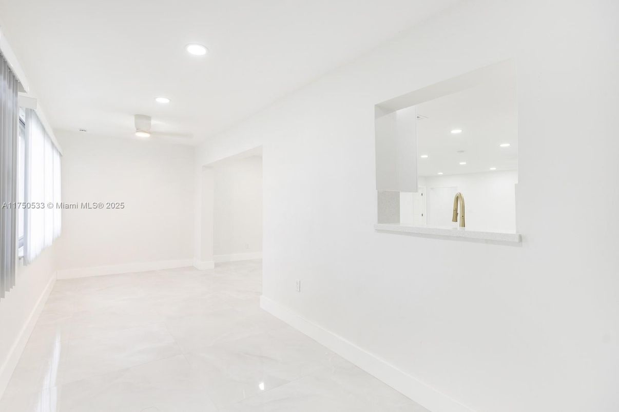 Empty room, Interior, Recessed Lighting