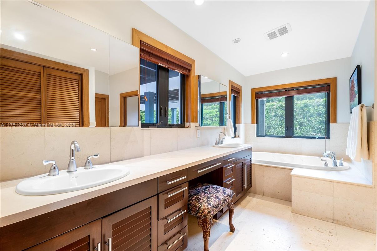 Bathroom, Dual Sink Vanities, Interior, Recessed Lighting