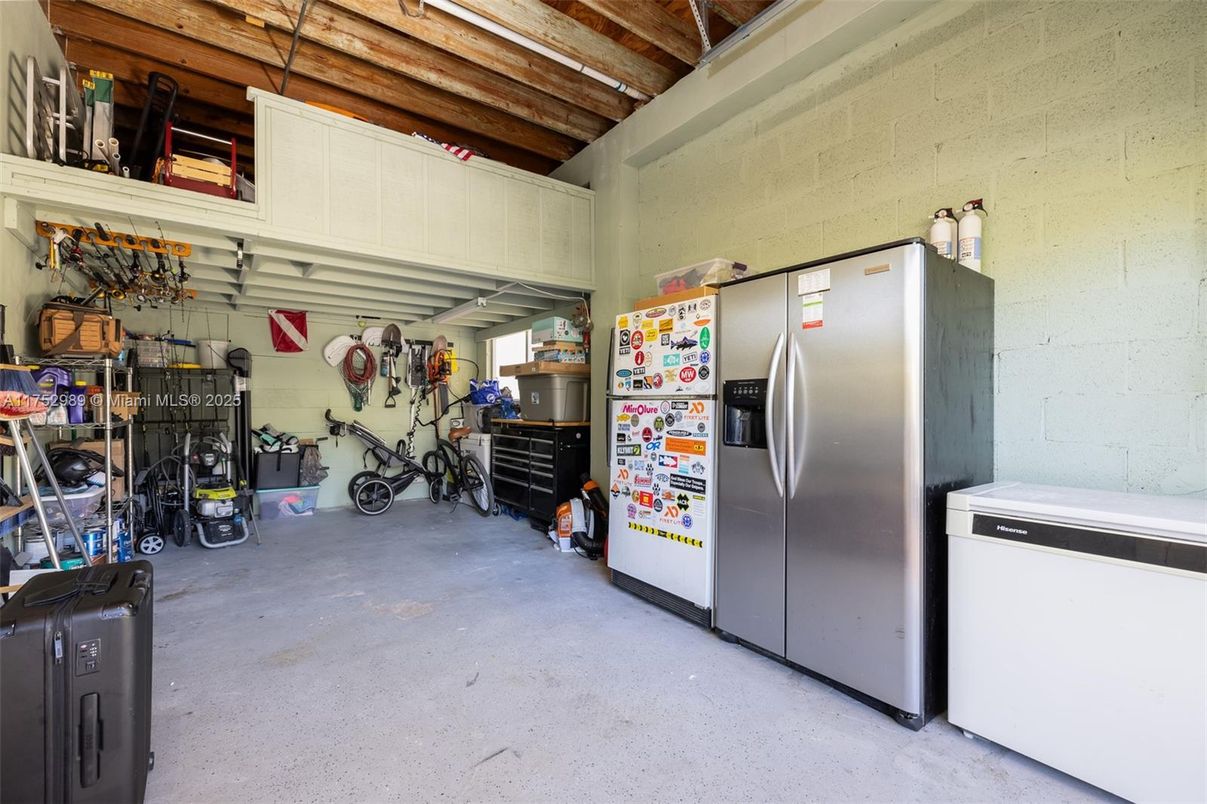 Interior, Washer, Wooden Beams