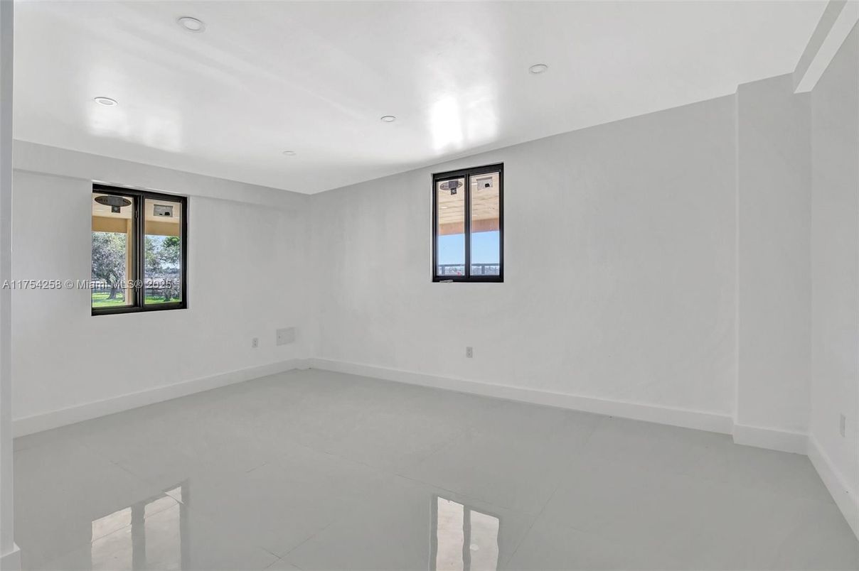 Empty room, Interior, Recessed Lighting