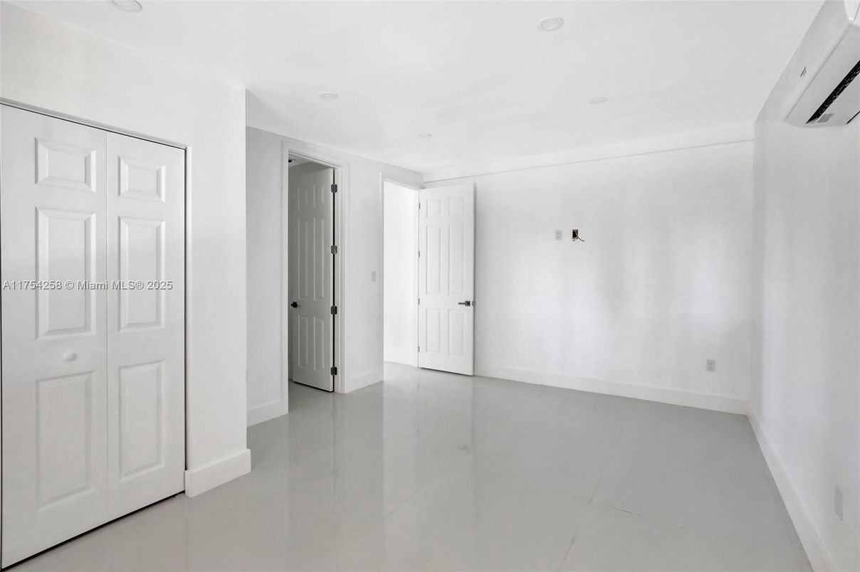 Empty room, Interior