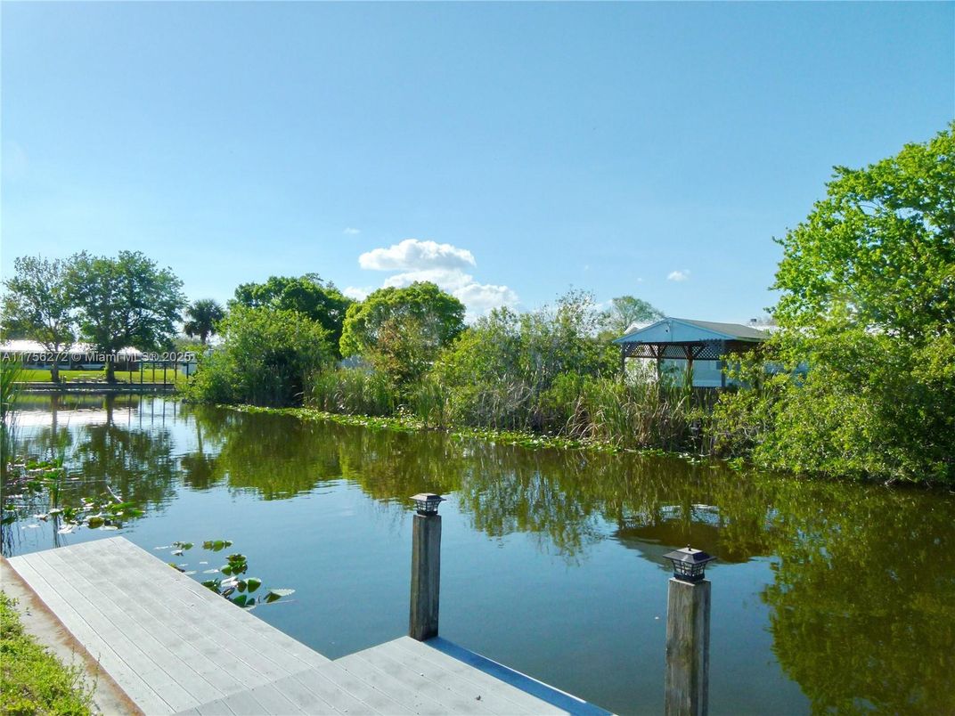 Exterior, Lake