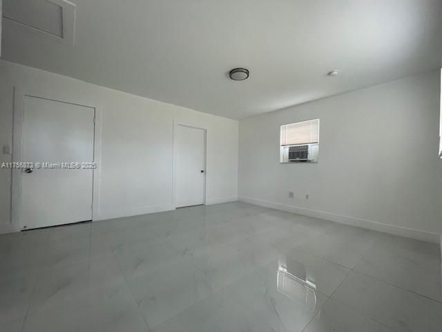 Empty room, Interior