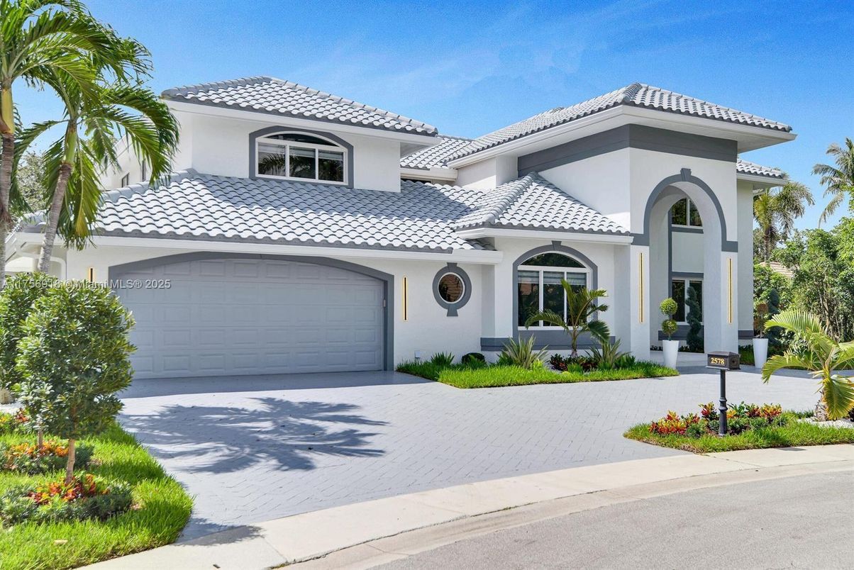 Attached, Exterior, Facade, Mediterranean