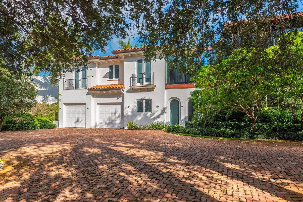Attached, Exterior, Facade, Spanish Mediterranean