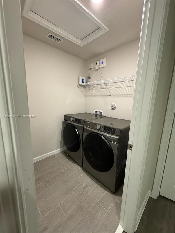 Interior, Washer, Wood Texture Flooring