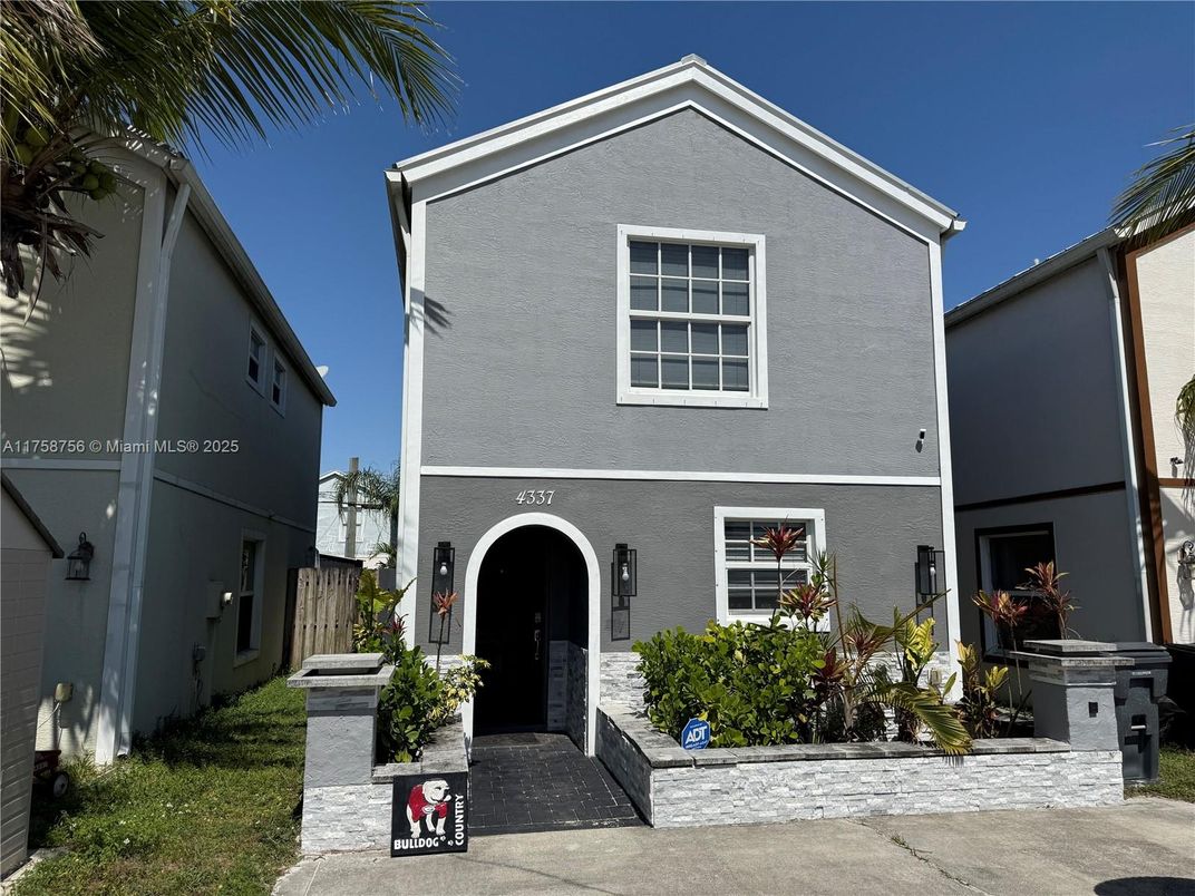 Exterior, Facade, Mediterranean