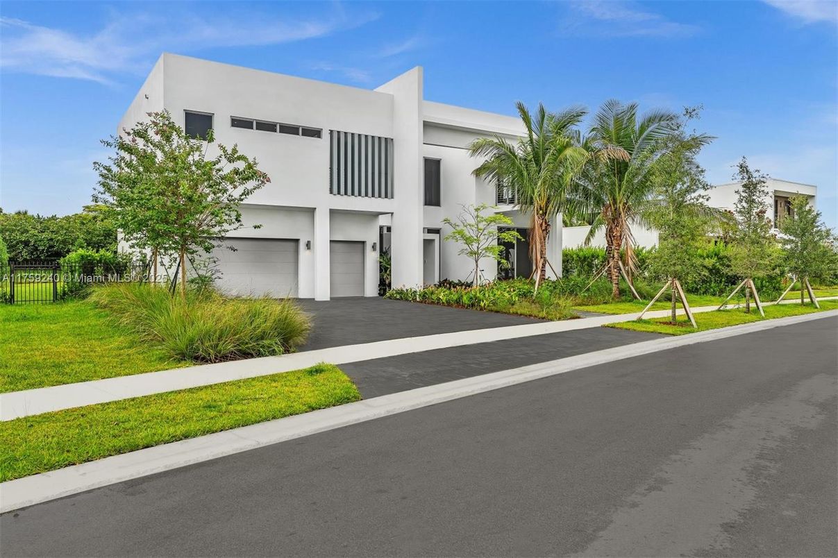 Attached, Backyard, Exterior, Facade, Modern