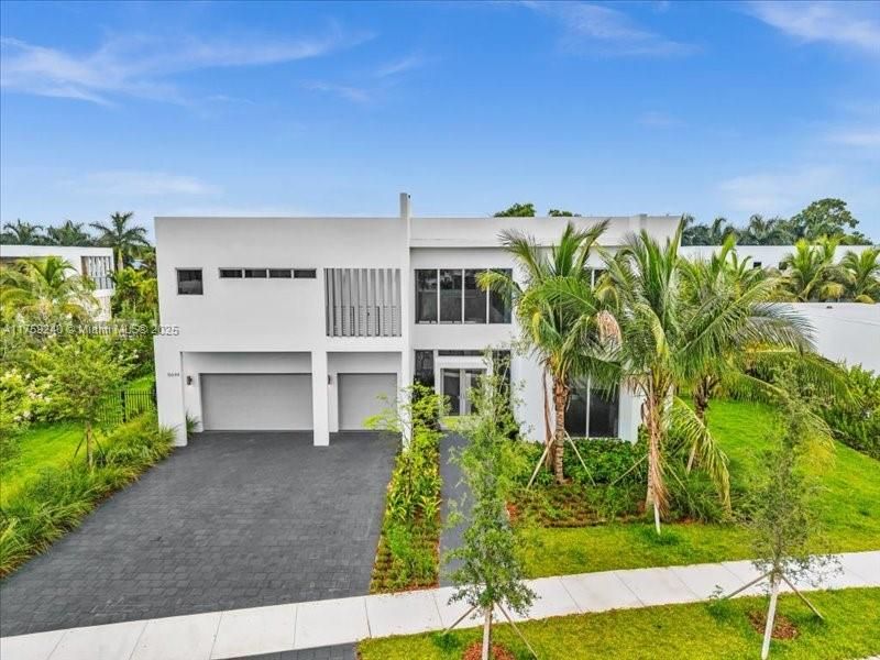 Attached, Exterior, Facade, Modern