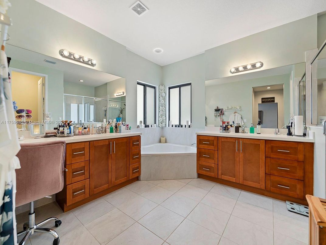 Bathroom, Dual Sink Vanities, Interior, Recessed Lighting