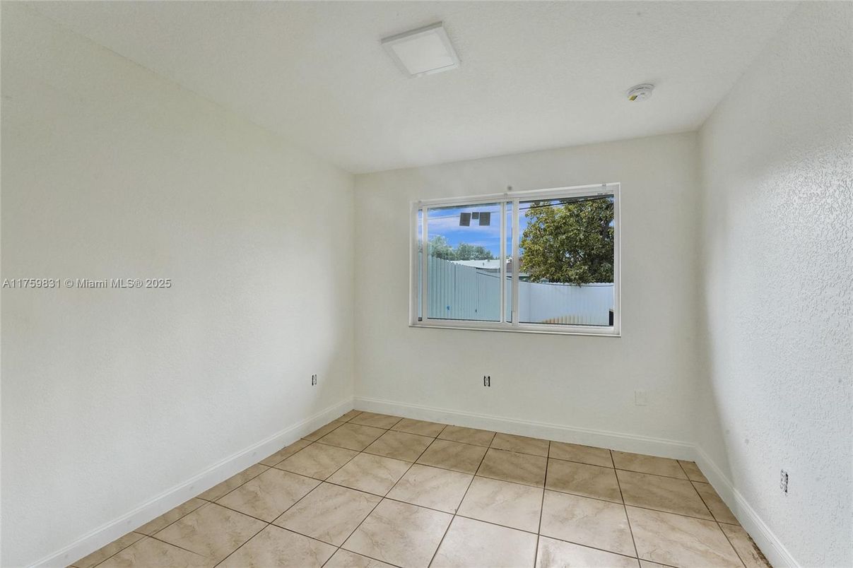Empty room, Interior