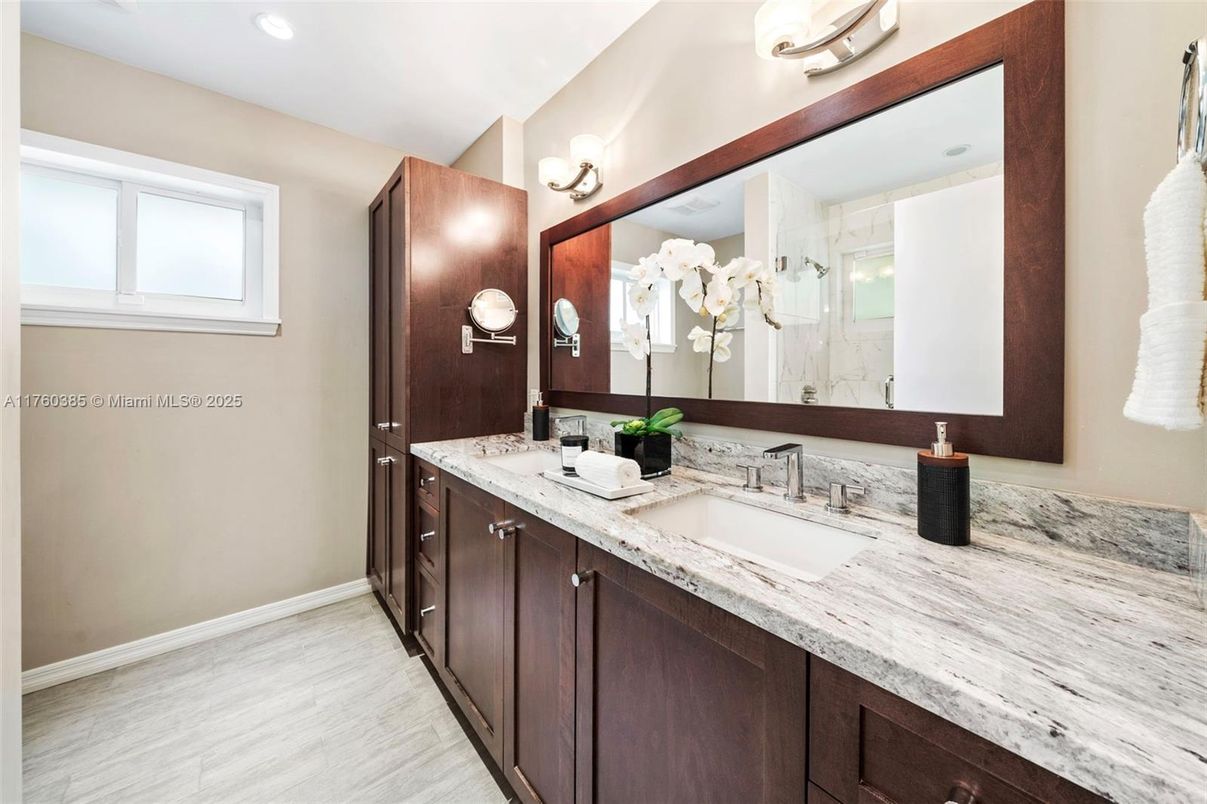 Bathroom, Dual Sink Vanities, Interior, Recessed Lighting