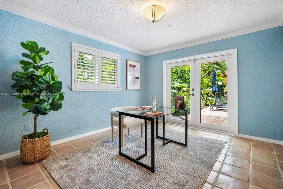 Home Office, Interior