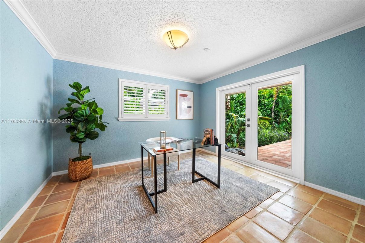 Home Office, Interior