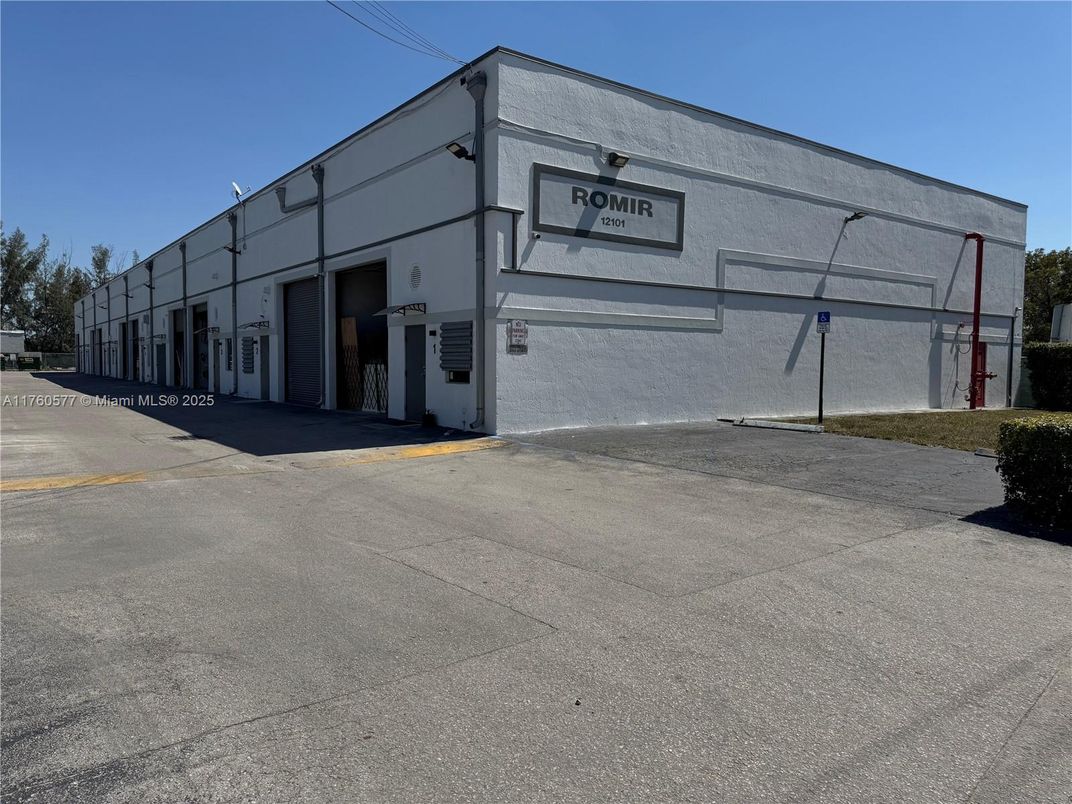 Exterior, Facade, Modern