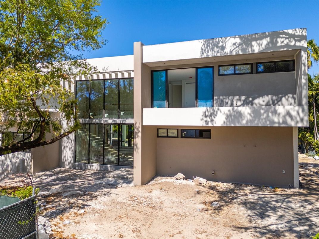 Exterior, Facade, Modern