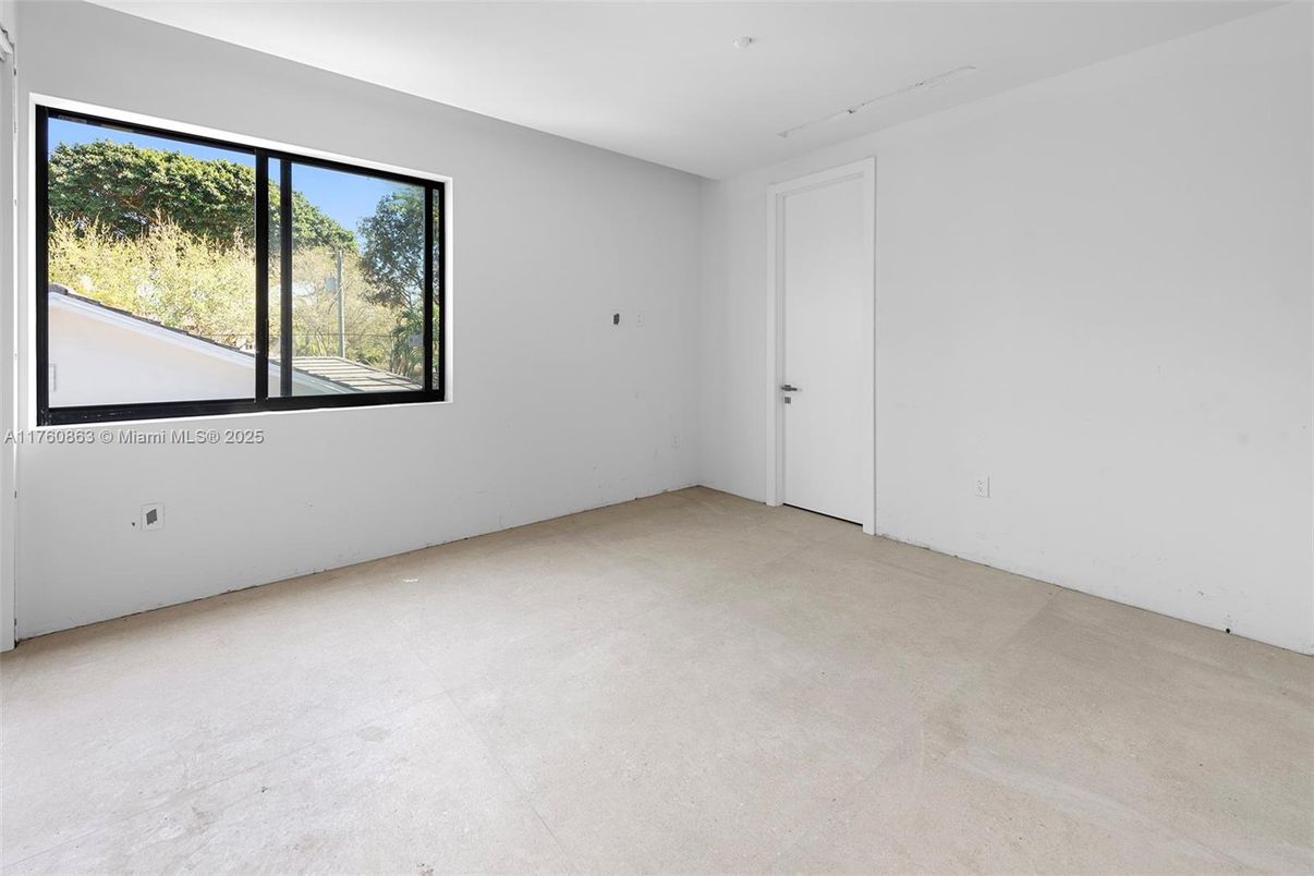 Empty room, Interior