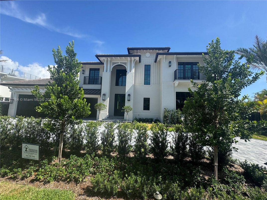 Exterior, Facade, Mediterranean