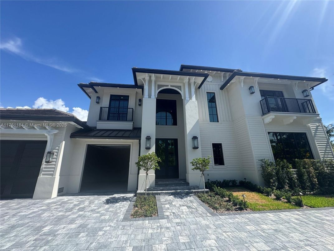 Attached, Exterior, Facade, Mediterranean