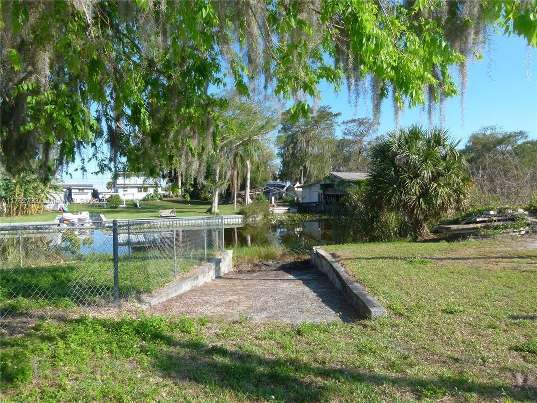 Exterior, Lake