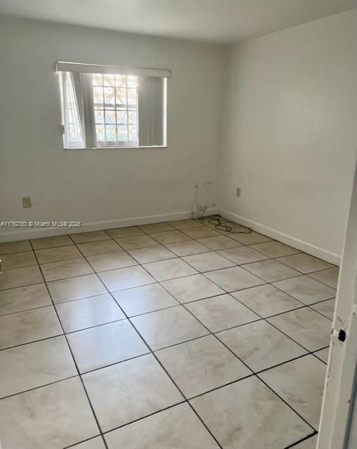 Empty room, Interior
