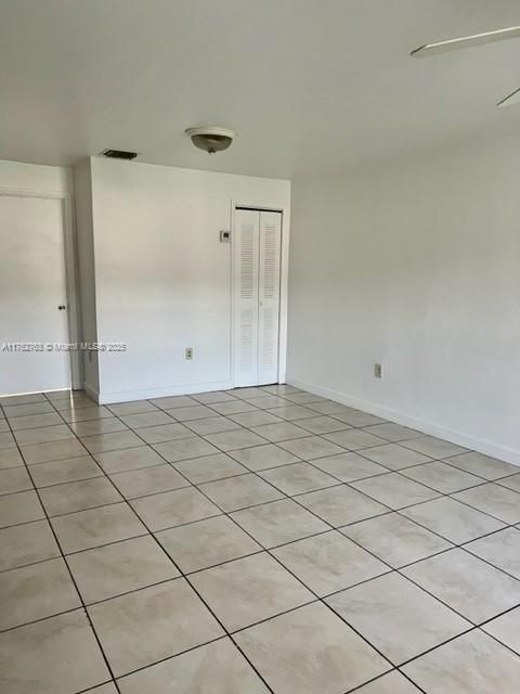 Empty room, Interior
