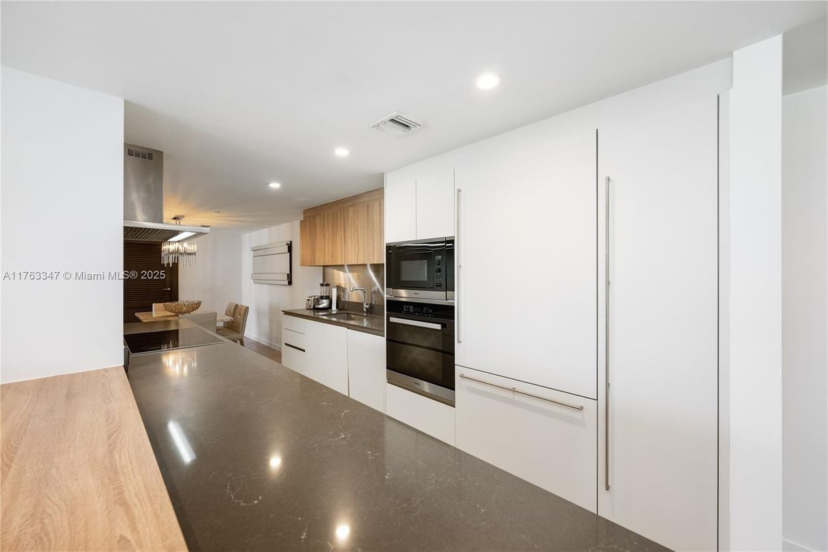 Dining room, Interior, Kitchen, Recessed Lighting, Stainless Steel Appliances