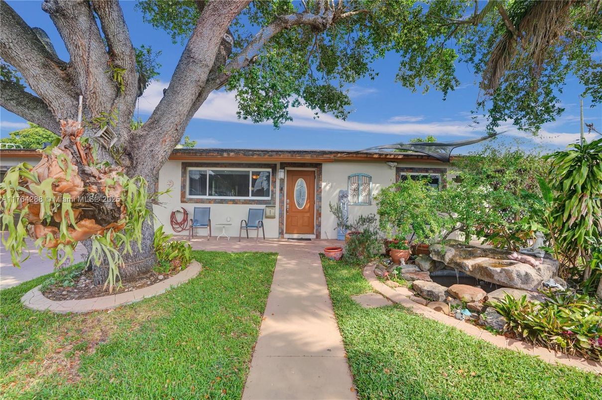 Backyard, Exterior, Facade, Ranch