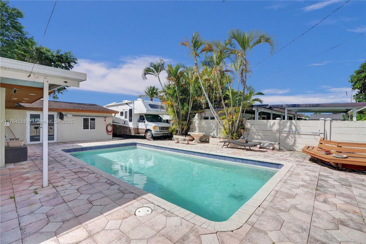 Exterior, Pool