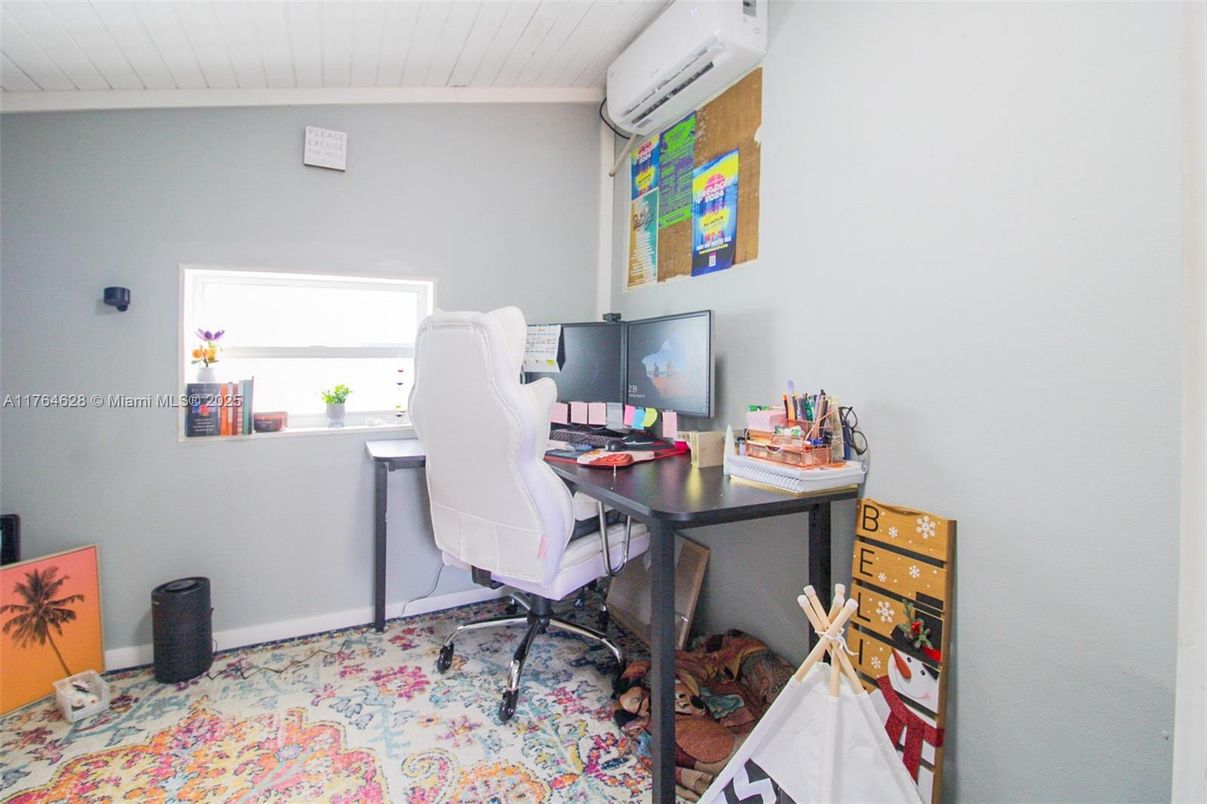Home Office, Interior