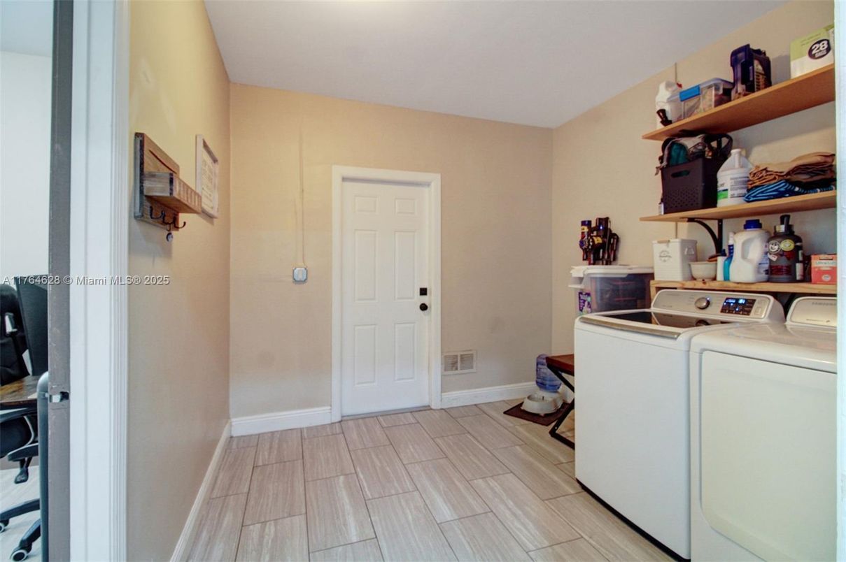 Interior, Washer, Wood Texture Flooring
