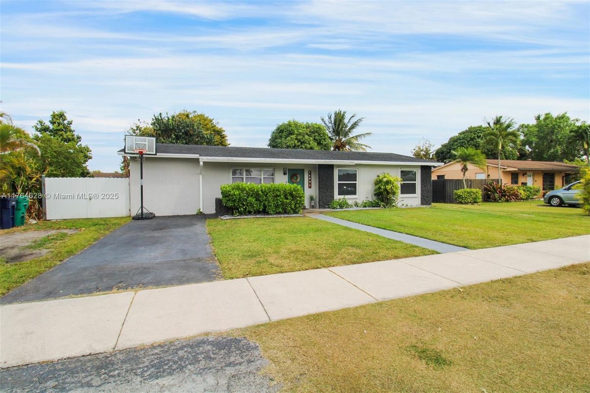 Backyard, Exterior, Facade, Ranch