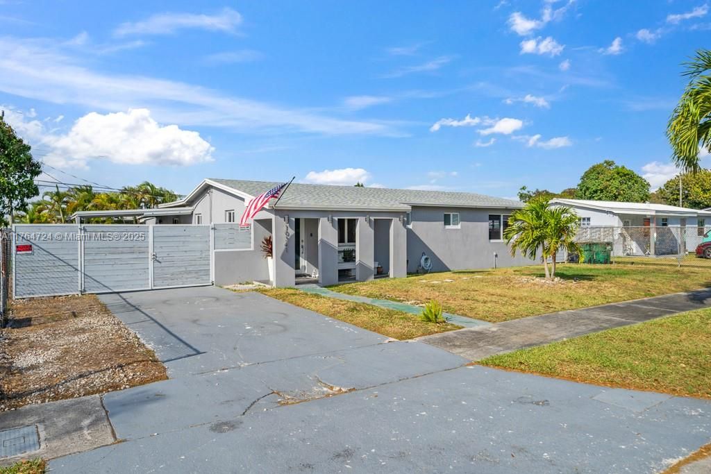 Attached, Exterior, Facade, Ranch