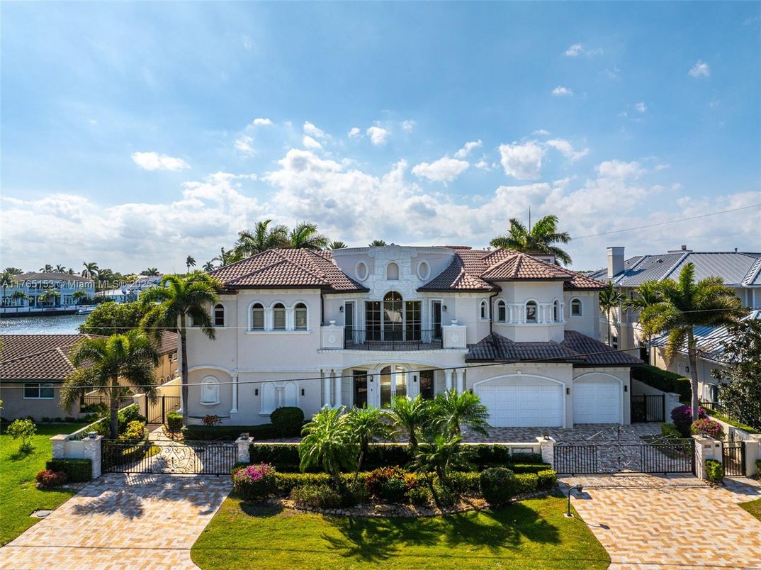 Attached, Exterior, Facade, Mediterranean