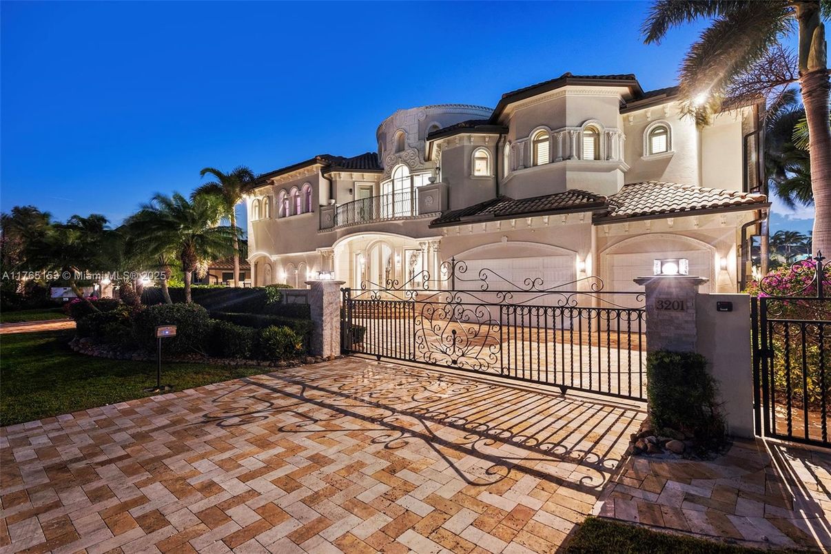 Exterior, Facade, Mediterranean
