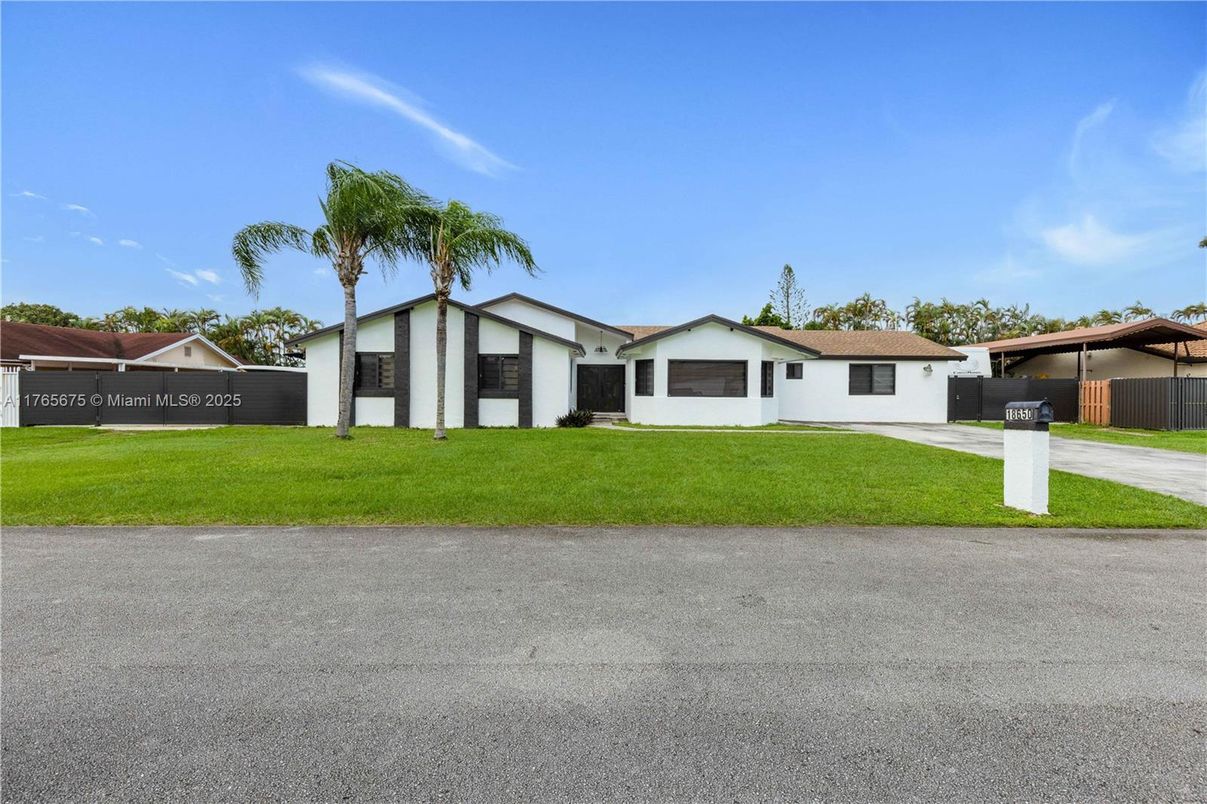 Backyard, Exterior, Facade, Ranch