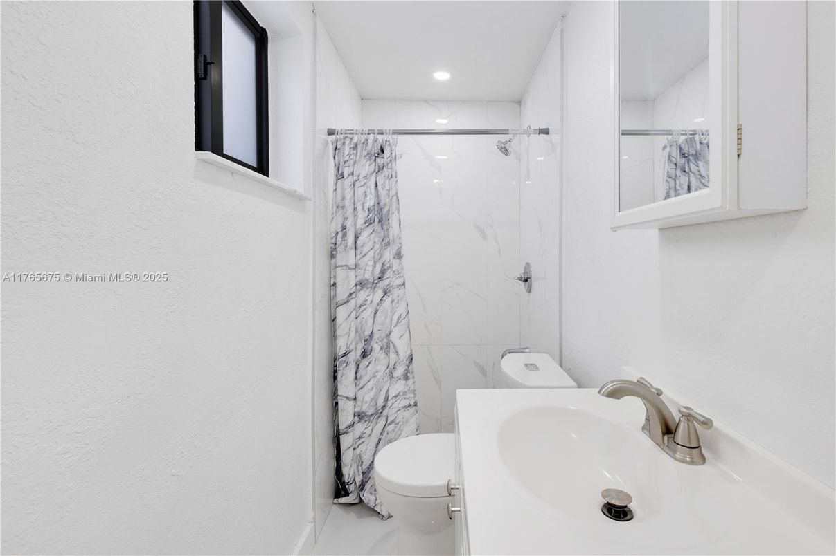 Bathroom, Interior, Recessed Lighting