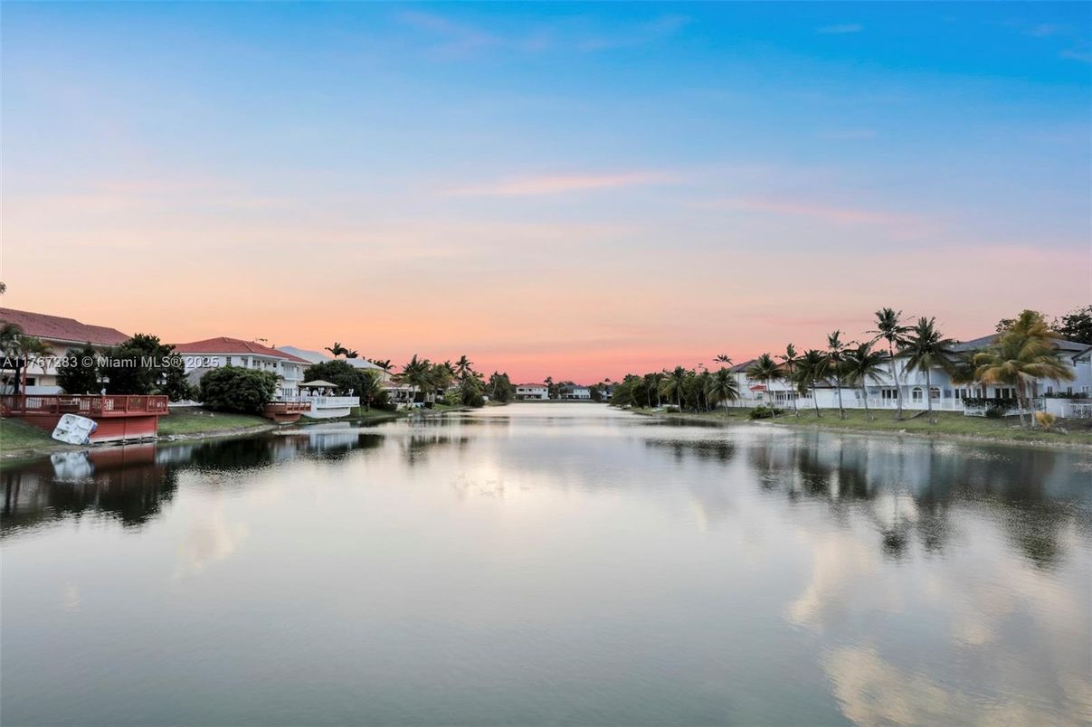 Exterior, Lake