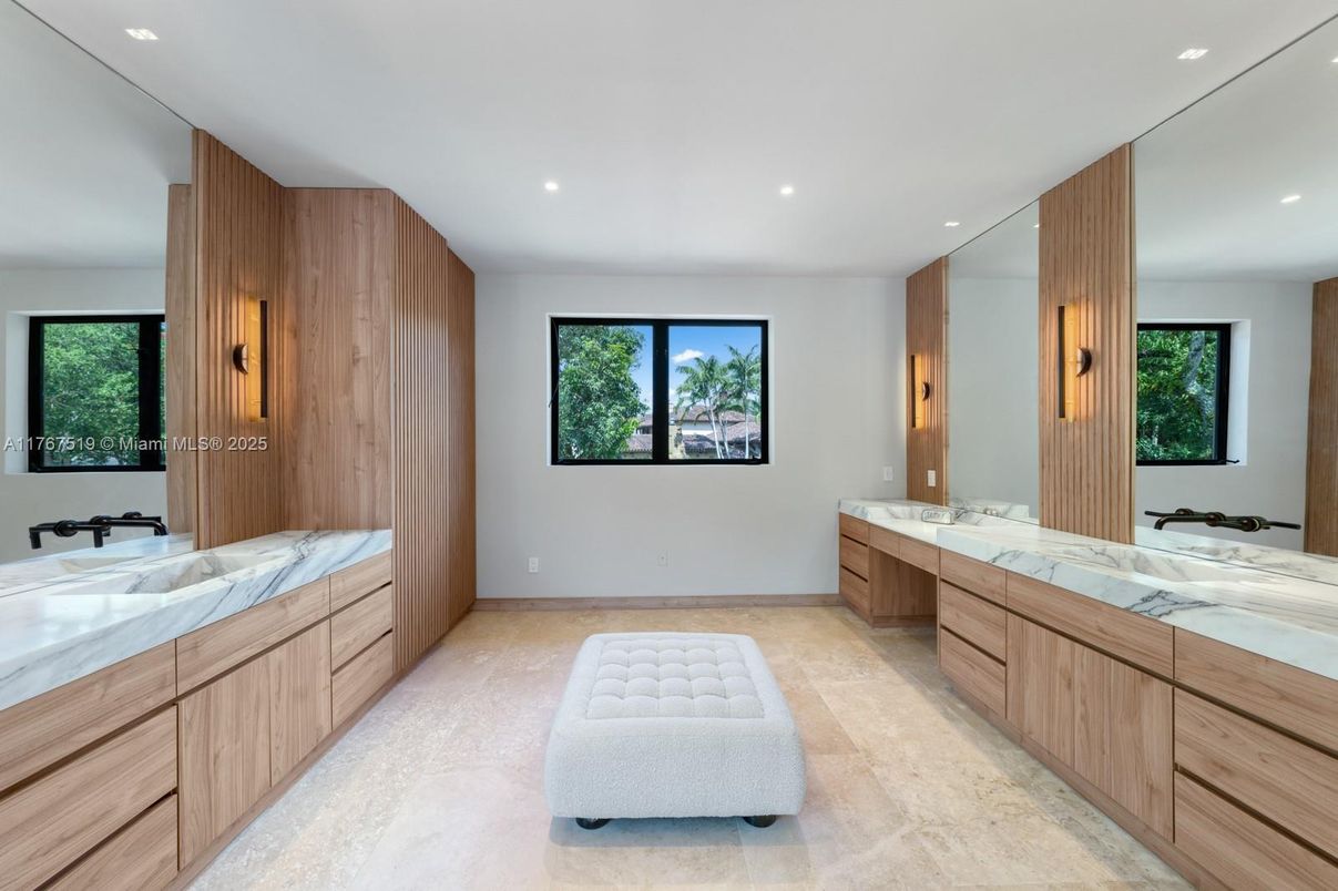 Bathroom, Dual Sink Vanities, Interior, Recessed Lighting