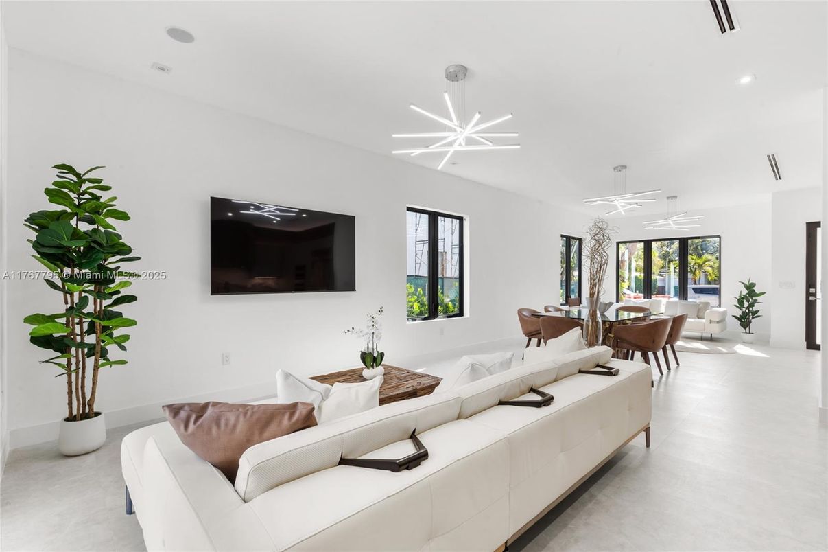 Dining room, Interior, Living room, Pendant Lights, Recessed Lighting