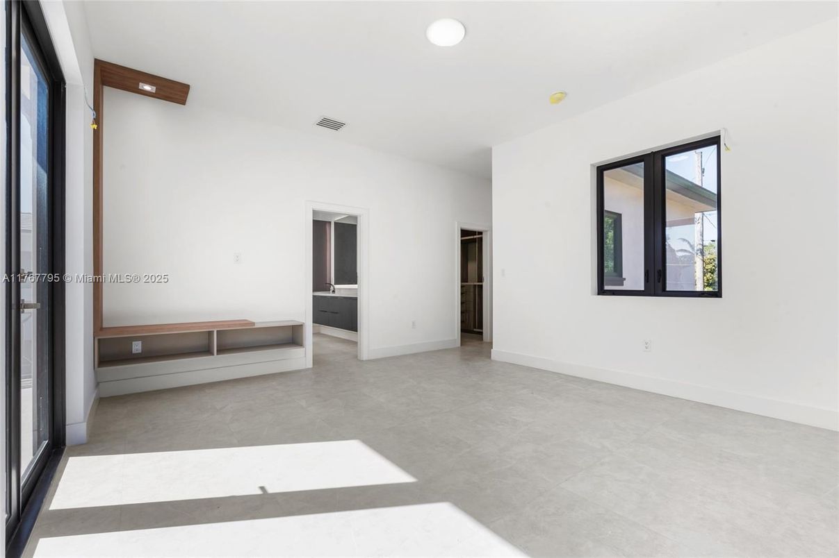 Empty room, Interior, Recessed Lighting, Wooden Beams