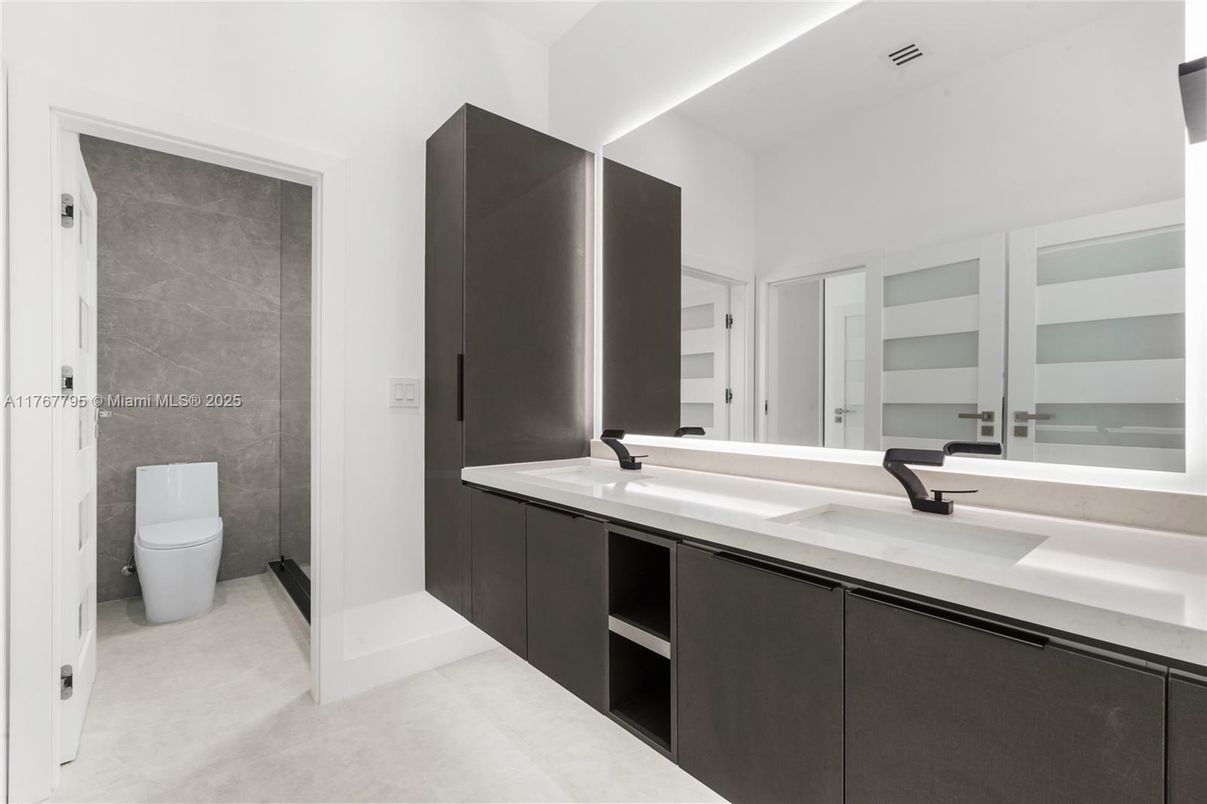 Bathroom, Dual Sink Vanities, Interior