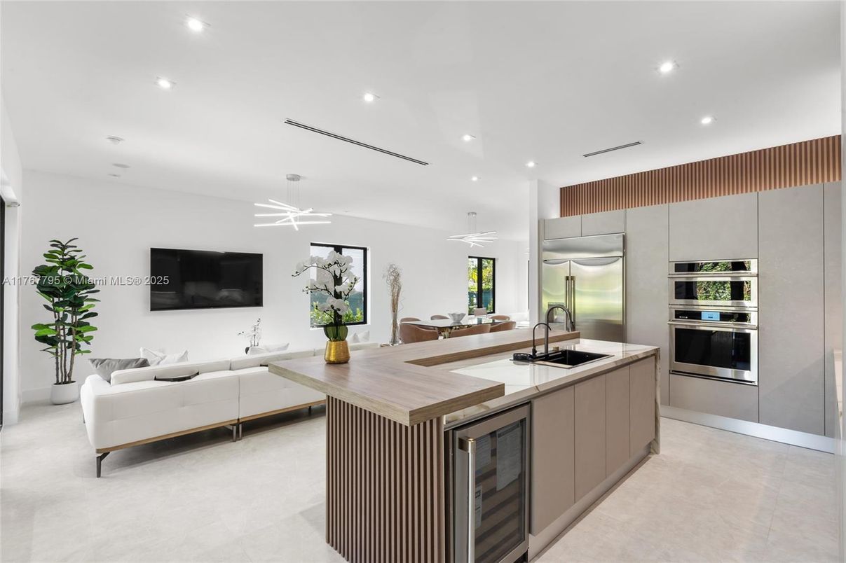 Dining room, Interior, Kitchen, Living room, Pendant Lights, Recessed Lighting, Stainless Steel Appliances
