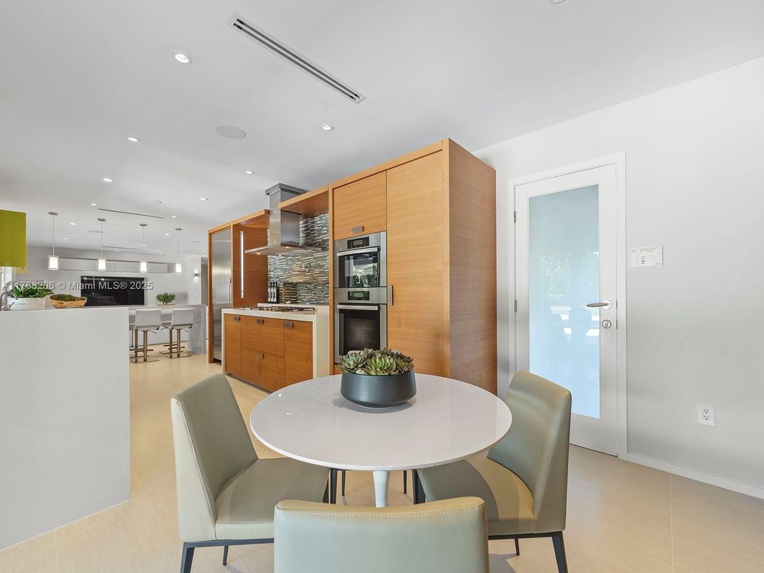 Dining room, Interior, Kitchen, Pendant Lights, Recessed Lighting, Stainless Steel Appliances