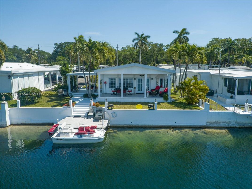 Exterior, Lake